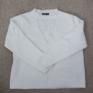 Offwhite sweater with lace vneck cut out